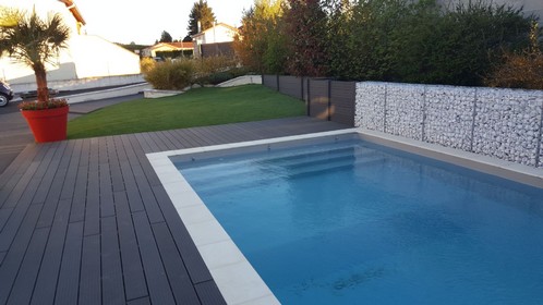 Gabion de galets blancs utilisé comme muret de piscine